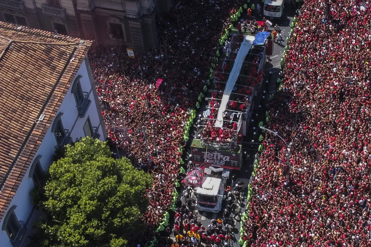Imagem ilustrativa da imagem Tetracampeão, Flamengo é recebido com festa no Rio