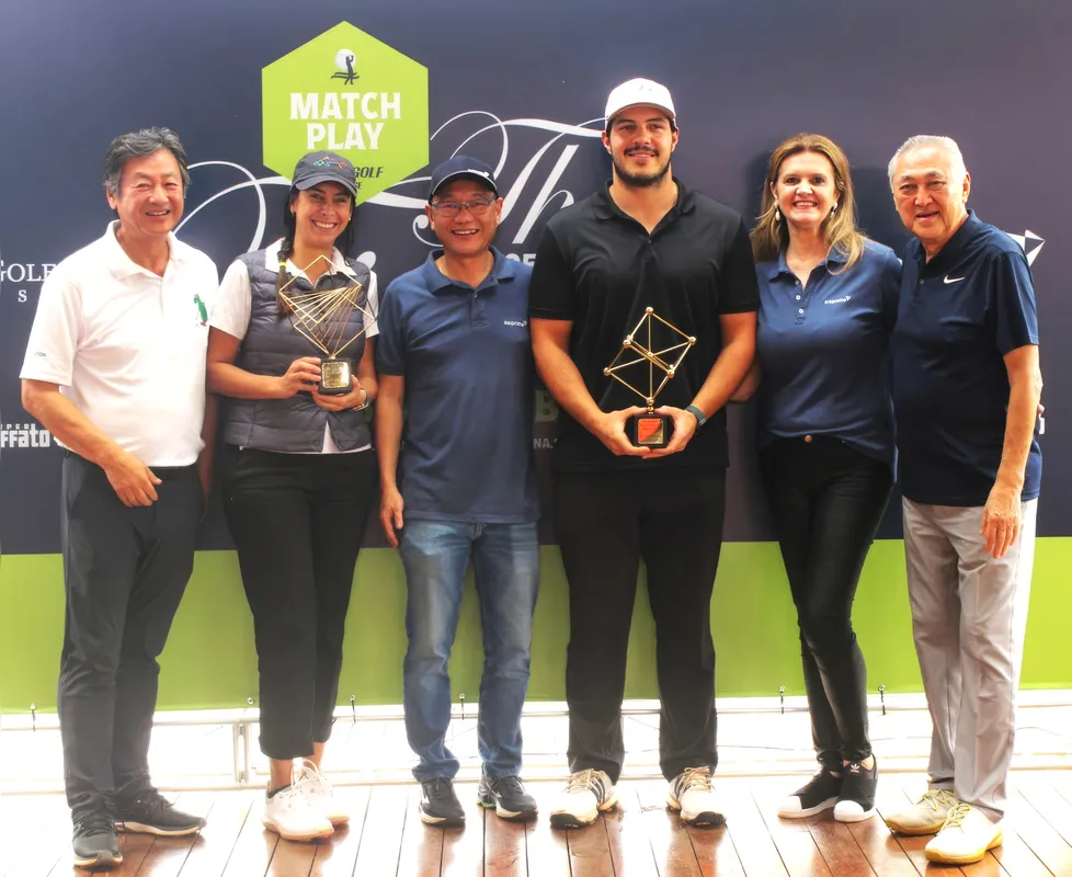 Milton Ogawa ao lado de Roberta Messas, campeã feminina do Torneio individual, Wilson Hirata, Henrique Holzmann ,campeão masculino do Torneio individual, Denise Baccarin e o dr. Miguita