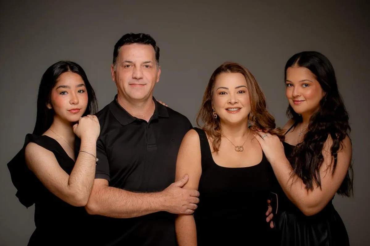 Fabiane e Valdemir Calzavara, com as filhas Giovana e Isabela