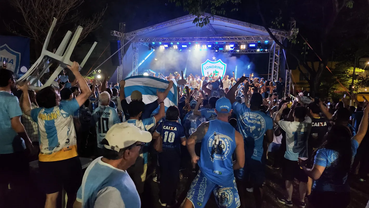 Imagem ilustrativa da imagem Torcida faz festa no Centro para receber jogadores do Londrina