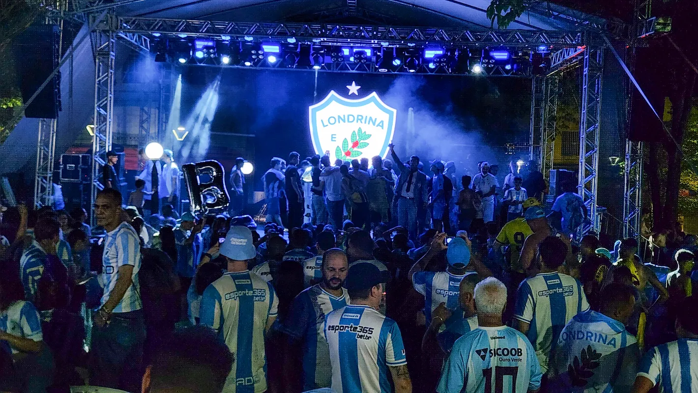 Imagem ilustrativa da imagem Torcida faz festa no Centro para receber jogadores do Londrina