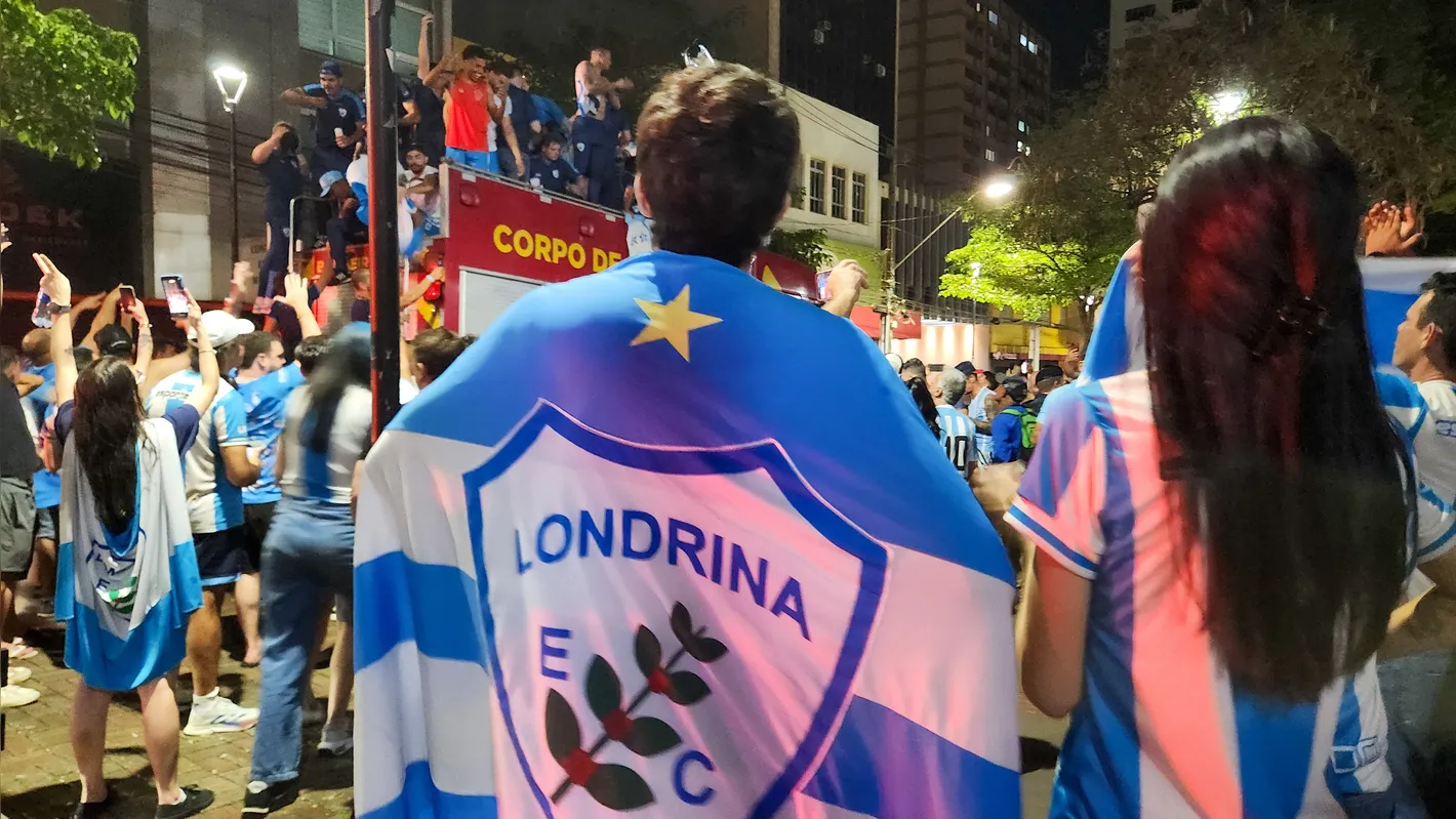 Imagem ilustrativa da imagem Torcida faz festa no Centro para receber jogadores do Londrina