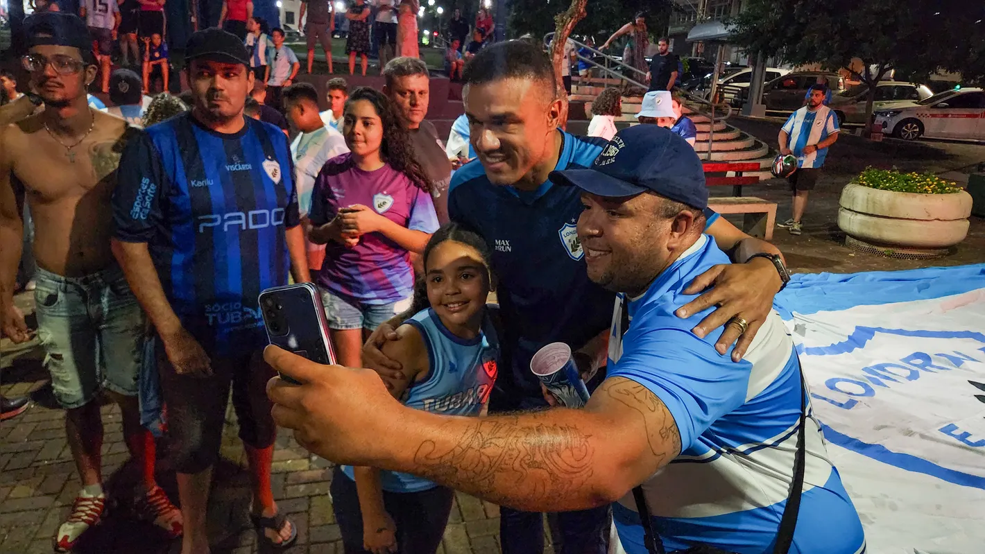 Imagem ilustrativa da imagem Torcida faz festa no Centro para receber jogadores do Londrina