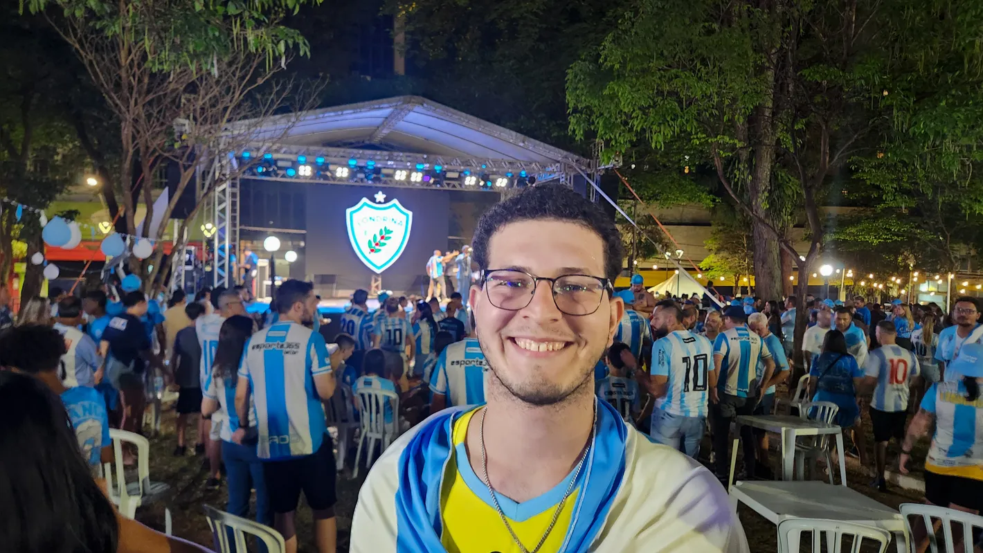 Imagem ilustrativa da imagem Torcida faz festa no Centro para receber jogadores do Londrina