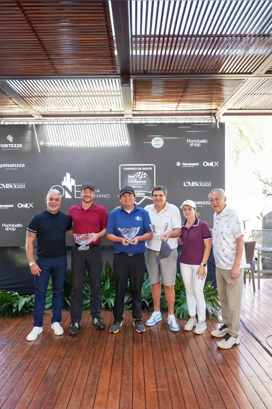 Cléber Maurício de Souza (CM Souza) com os campeões do evento: Ivan Fuganti, Rodrigo Hasegawa e José Cesário Rocha Jr., ao lado da capitã Juliana Calixto Gomes e o presidente do Depto de Golfe Dr. Luiz Carlos Miguita.
