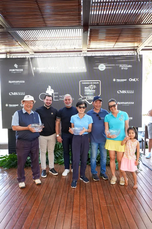 A Família Inada recebendo premiação: Eduardo Inada, Geraldo Imbriani Jr.(Nexseed – Onil X), Cléber Maurício de Souza (CM Souza), Marina Inada, Wilson Hirata (Sisprime) com Denise Inada e sua sobrinha Rafaela.