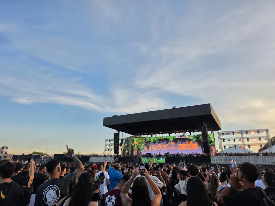 Os shows começaram às 15h de de sábado e seguiram até a madrugada de domingo