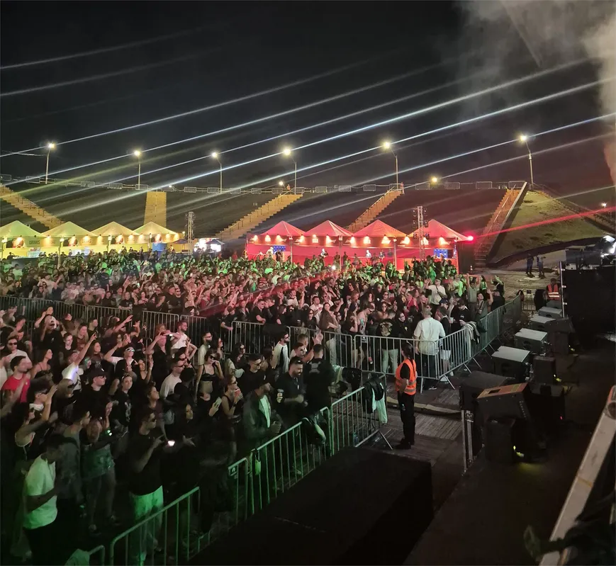 Vista do Palco Hype, dedicado à música eletrônica: o público lotou o Parque Ney Braga