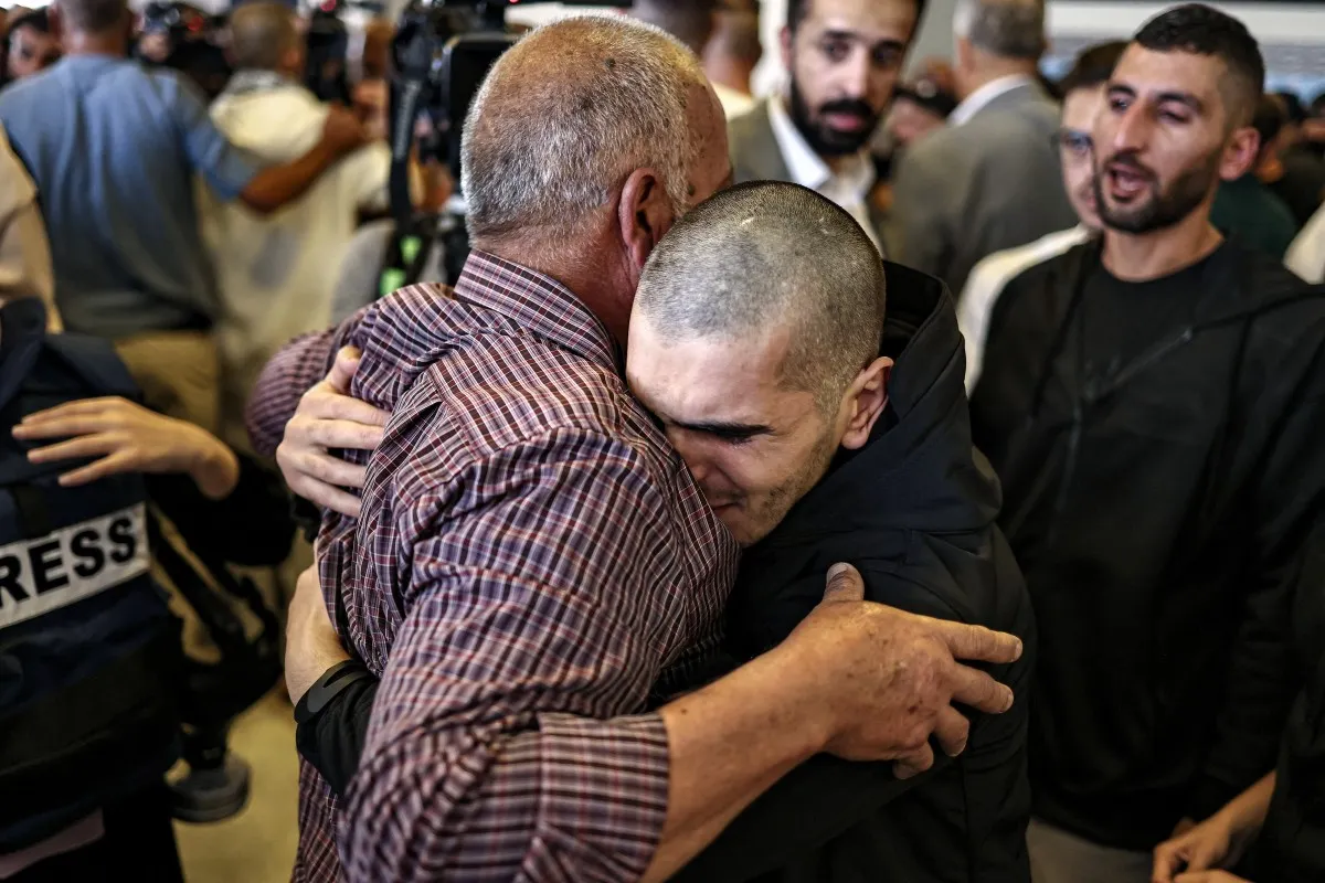 Um dos prisioneiros palestinos (à direita), libertado em um acordo de troca de prisioneiros por reféns