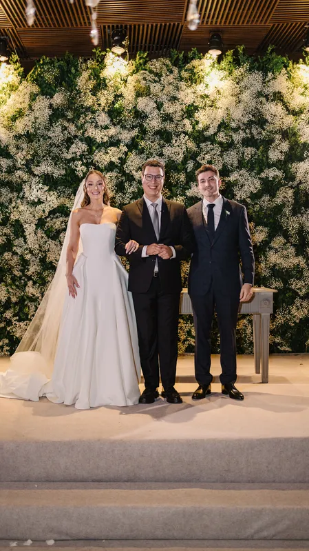 Fábio Luporini, com os noivos Luana Dalla Costa Góes e Pedro Góes