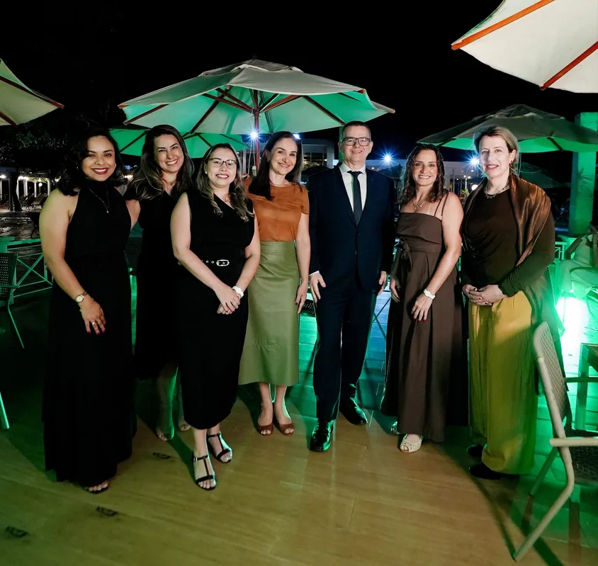 Na foto, Annie Morrissey (à dir., diretora de Vendas, Marketing e ESG da Bourbon), Willian Lass (ao centro, diretor-geral do Bourbon Cataratas do Iguaçu), Vania Dezordi (ao centro, gerente-geral de Vendas Resorts – Bourbon) e convidados