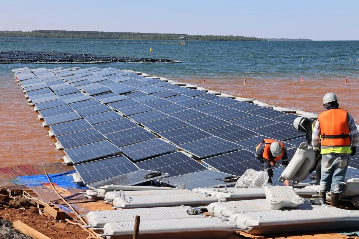 Imagem ilustrativa da imagem Usina solar flutuante deve começar a gerar energia em novembro