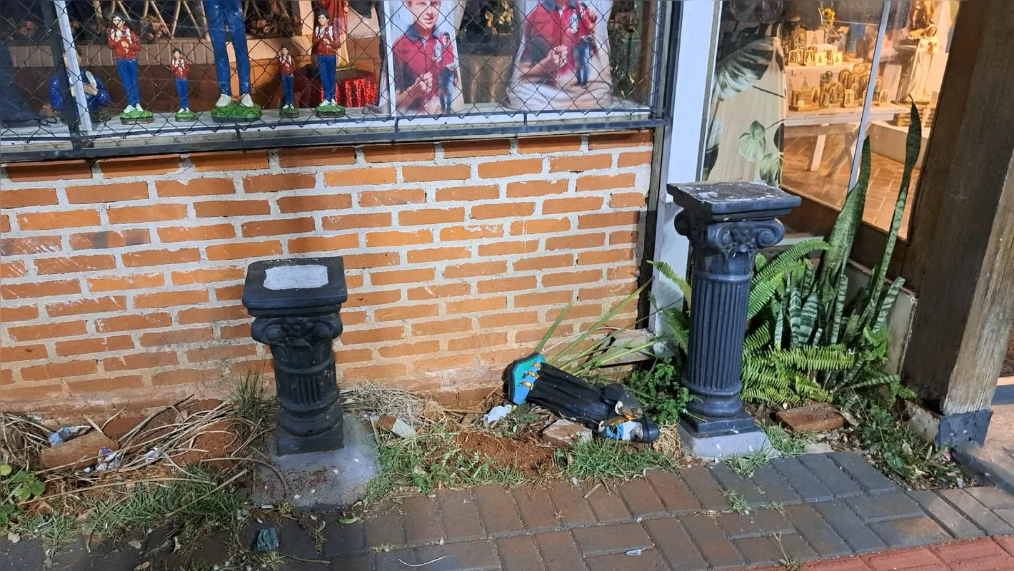 Imagem ilustrativa da imagem Vândalos destroem imagens de santos em loja de Londrina