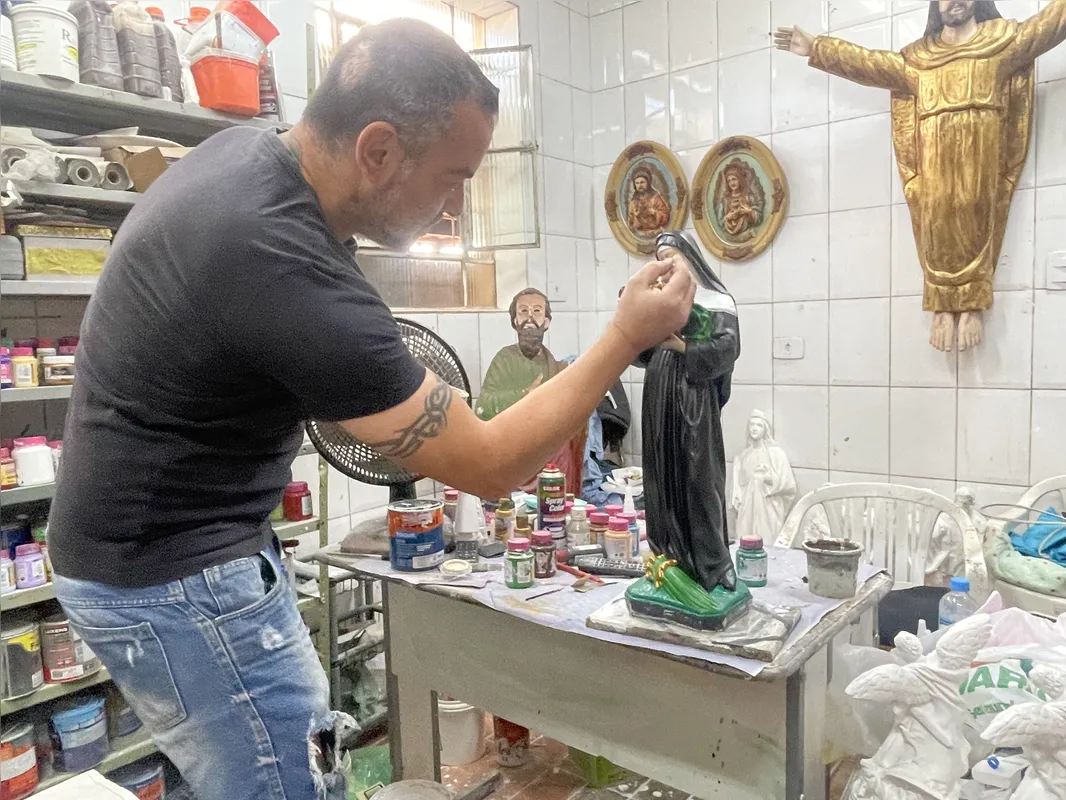 Imagem ilustrativa da imagem Vândalos destroem imagens de santos em loja de Londrina