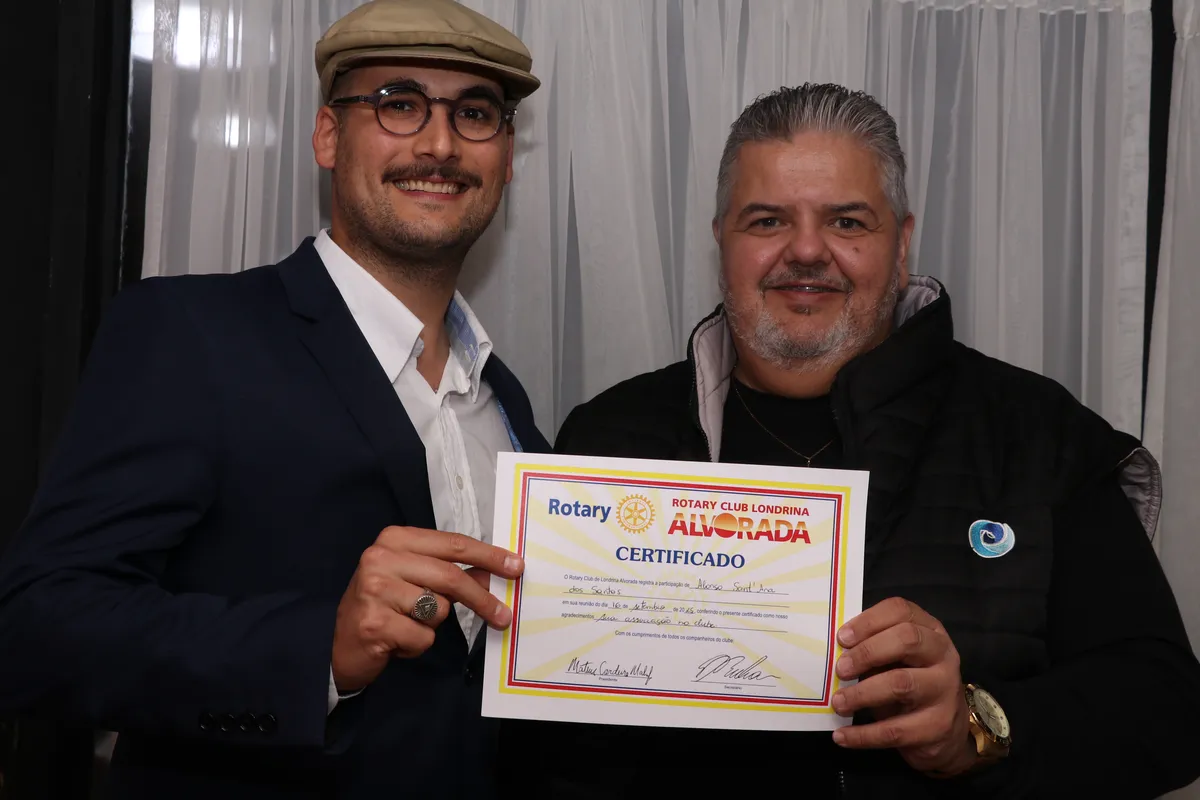 O novo rotariano do RCL Alvorada, o biólogo Alonso Santana, com o presidente do clube Mateus Maluf