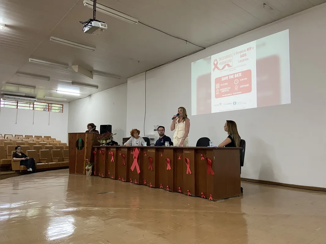 Simpósio de HIV e AIDS da UEL contou com a presença de Vivian Feijó, secretária municipal de Saúde