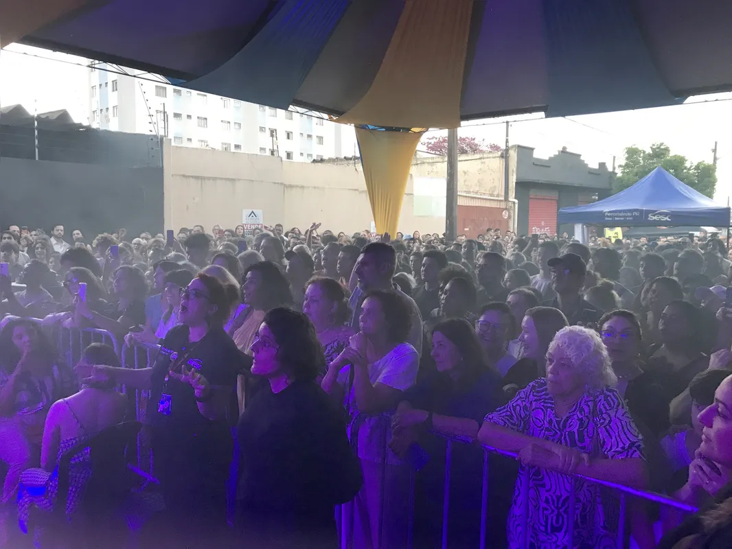 A multidão tomou a rua Brasil, ao lado do Sesc Cadeião Cultural, para assistir ao show de Zeca Baleiro e Adriano Magoo (piano)