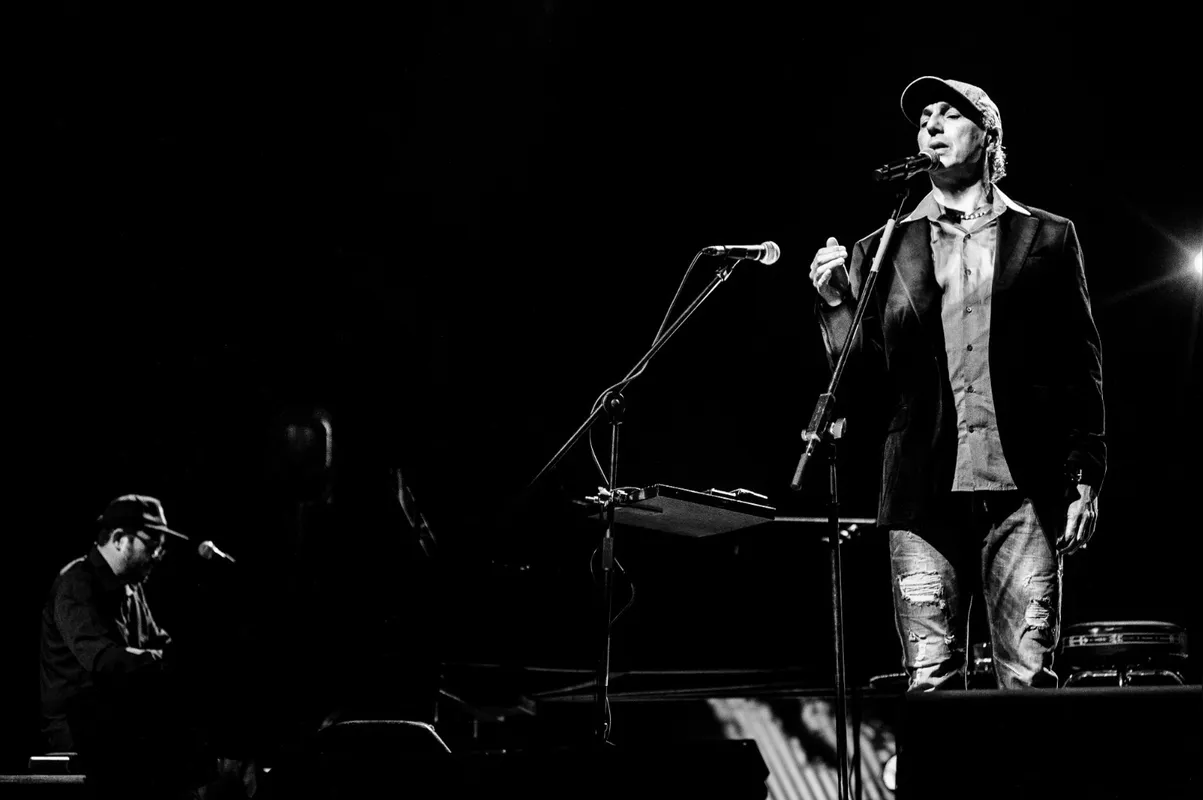 Zeca Baleiro e o pianista Adriano Magoo se apresentam neste domingo (19) em Londrina trazendo um show que já percorreu o Brasil