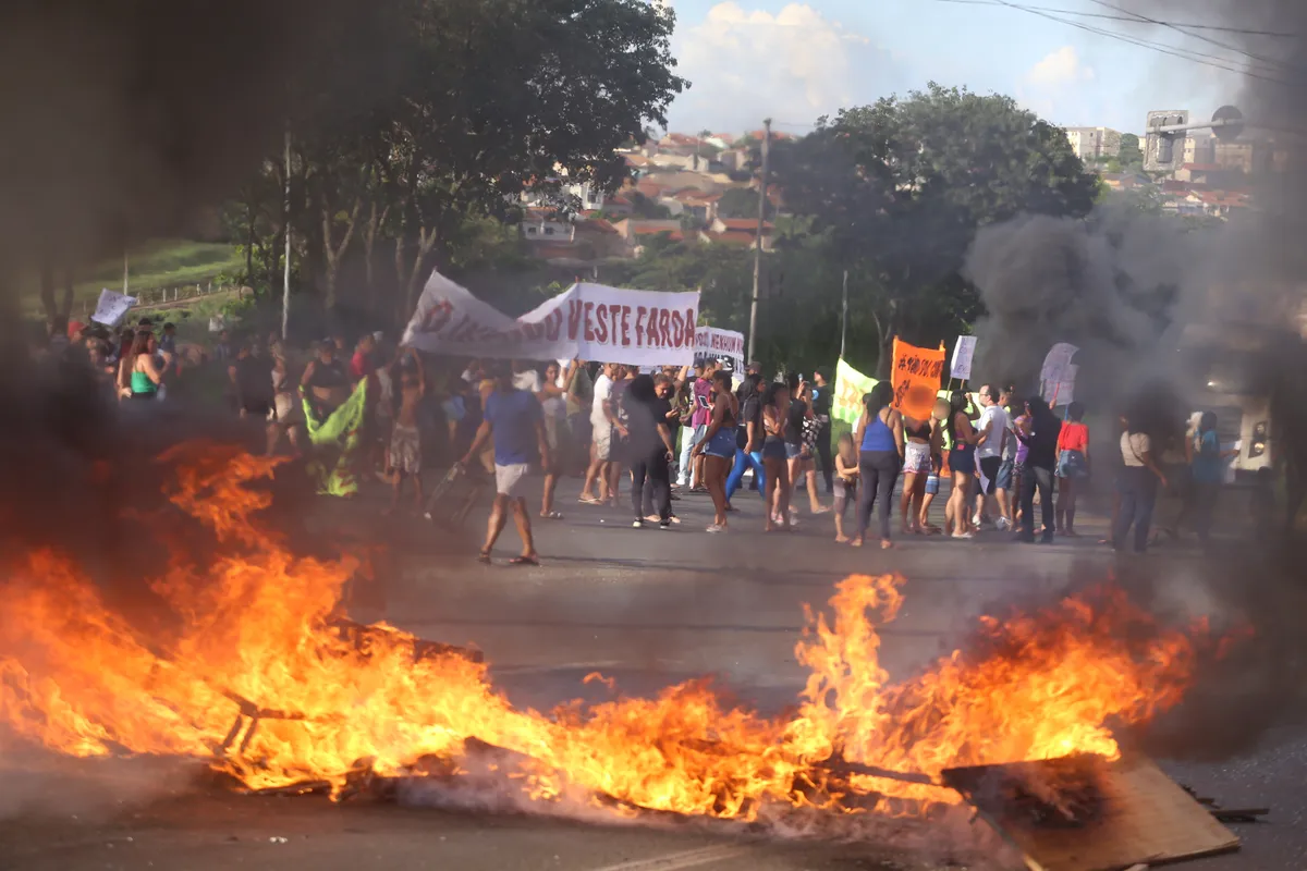 Manifestantes ocupam as ruas de Londrina após ação policial fatal. O clima é de tensão e pedidos por justiça e reforma nos protocolos de segurança