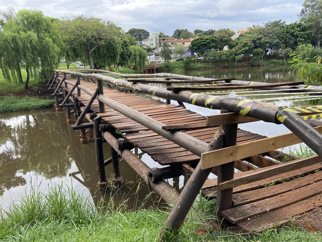 Defesa Civil isola pontes de madeira no Lago 2 por risco estrutural. A medida preventiva visa garantir a segurança de pedestres e praticantes de esportes