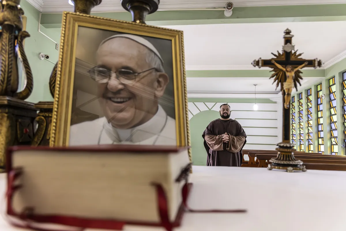 Edição histórica - fiéis de Londrina se despedem do Papa Francisco. O sepultamento do Pontífice mobiliza a fé católica e encerra um legado de humildade