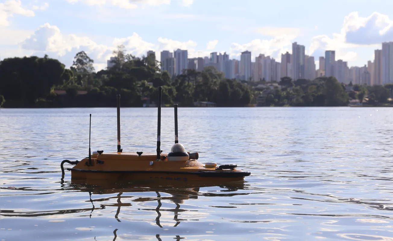 Barco guiado por controle remoto faz o mapeamento da profundidade do Igapó. Os dados ajudarão no planejamento de futuras dragagens