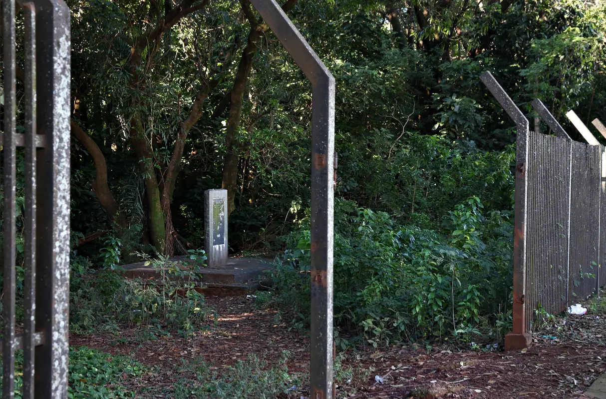 Doação do terreno trava devido à necessidade de recuperação ambiental. O local aguarda solução para projetos de revitalização.