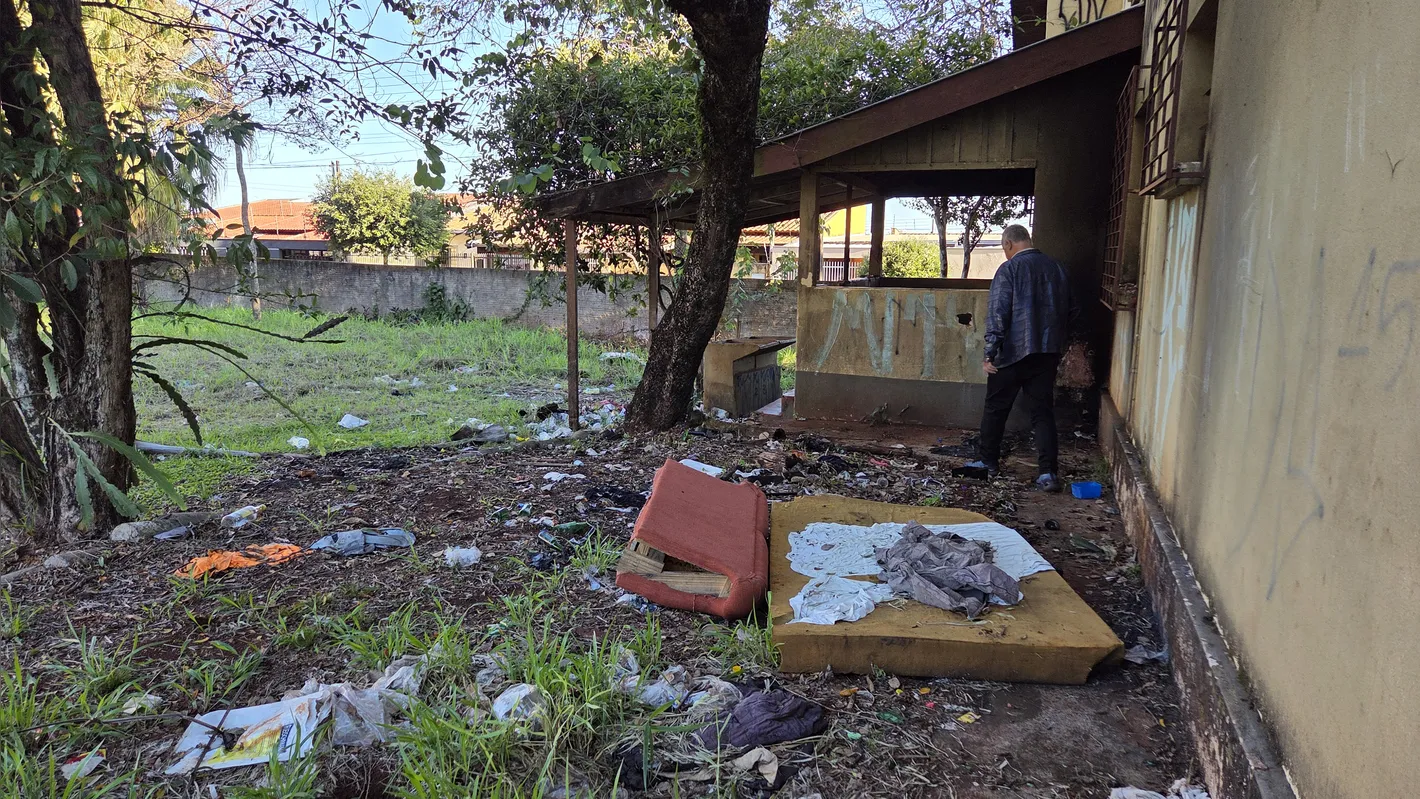 Levantamento revela 134 imóveis abandonados em Londrina. O descaso preocupa vizinhos e acende alerta para focos de doenças e insegurança.