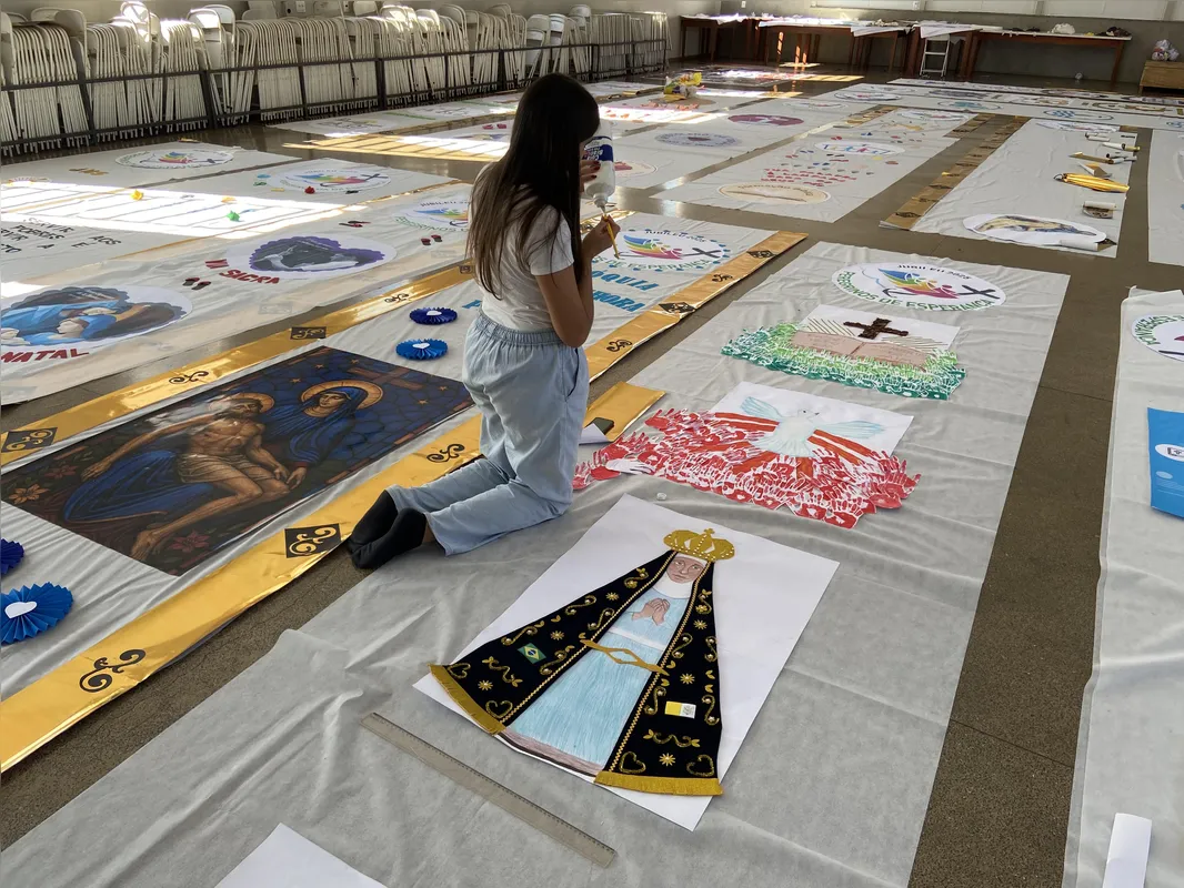 Paróquias finalizam os tapetes coloridos para a procissão de Corpus Christi. A tradição une gerações de fiéis nas ruas da cidade.