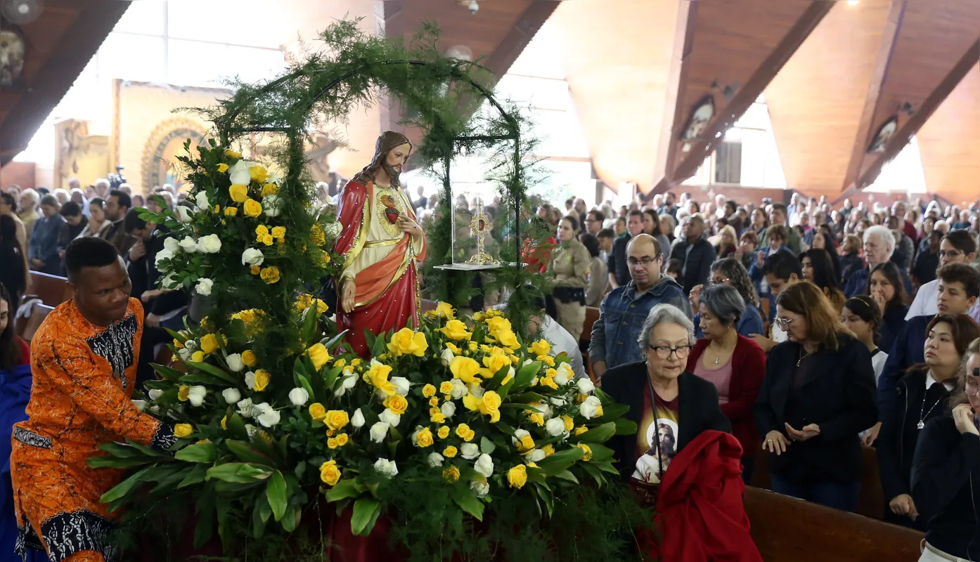 Feriado do Sagrado Coração de Jesus celebra o padroeiro. Missas e eventos religiosos marcam a identidade espiritual da cidade