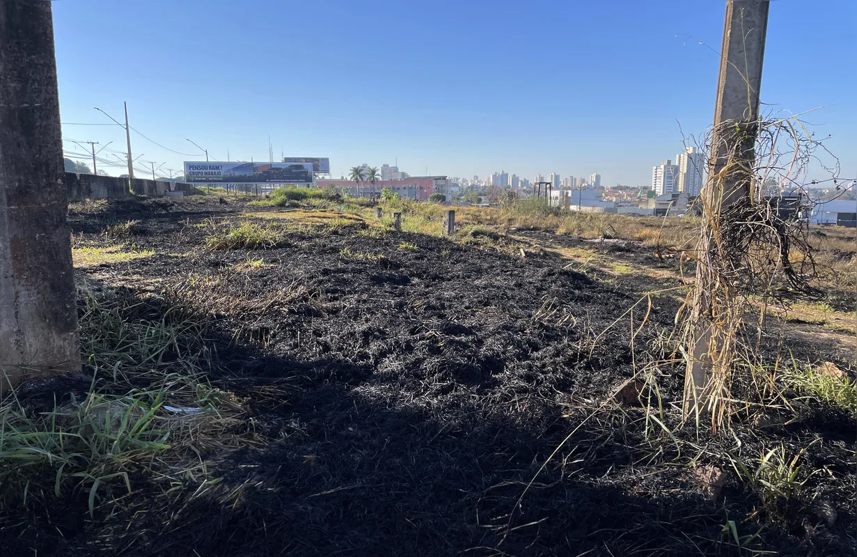 Tempo seco e fumaça. Queimadas em lotes vazios preocupam moradores de Londrina. O Corpo de Bombeiros reforça o alerta contra o fogo irregular