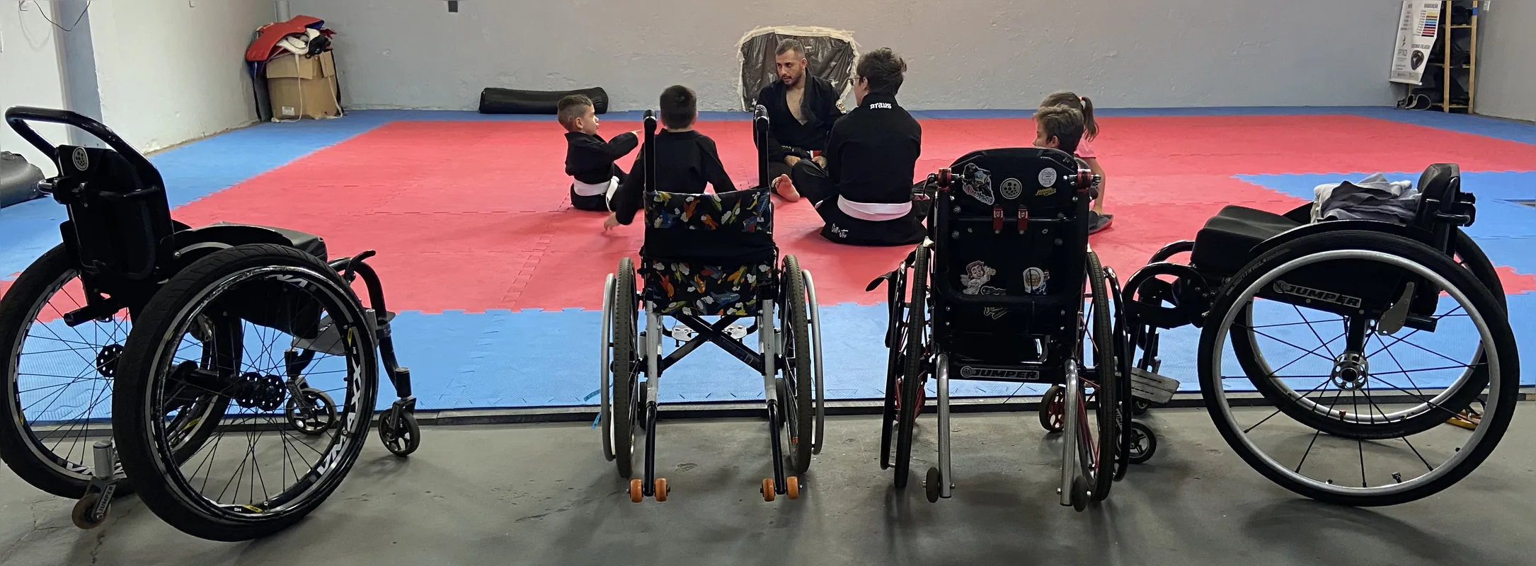 Inclusão no esporte: crianças com deficiência dão exemplo no parajiu-jitsu na zona oeste. A prática fortalece a autoestima e a integração social