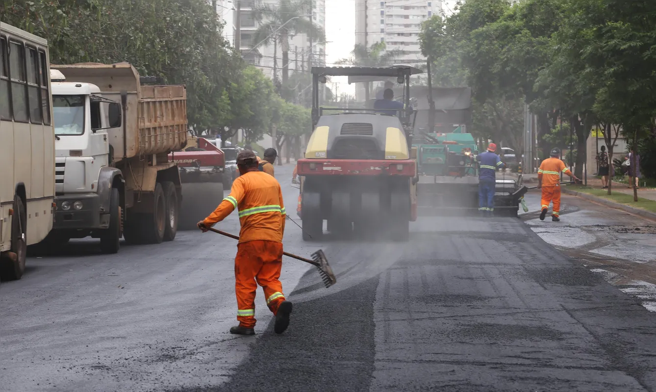 Obras na pista: recape asfáltico de 120 mil m² começa pela Gleba Palhano. A intervenção busca melhorar o fluxo em um dos bairros mais adensados