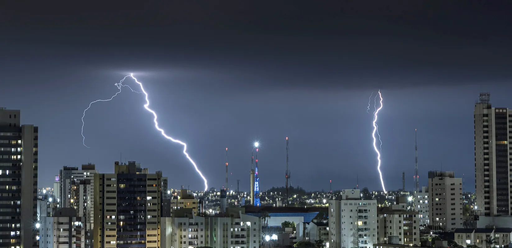 Temporal causa destruição: chuva forte derruba árvores e alaga ruas em Londrina. Defesa Civil atende ocorrências em diversos pontos da região