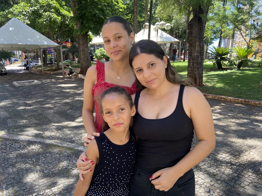 Karina Dias e as filhas Gabriela e Ana Lívia trocaram as roupas que ganharam e aproveitaram o passeio para fazer compras