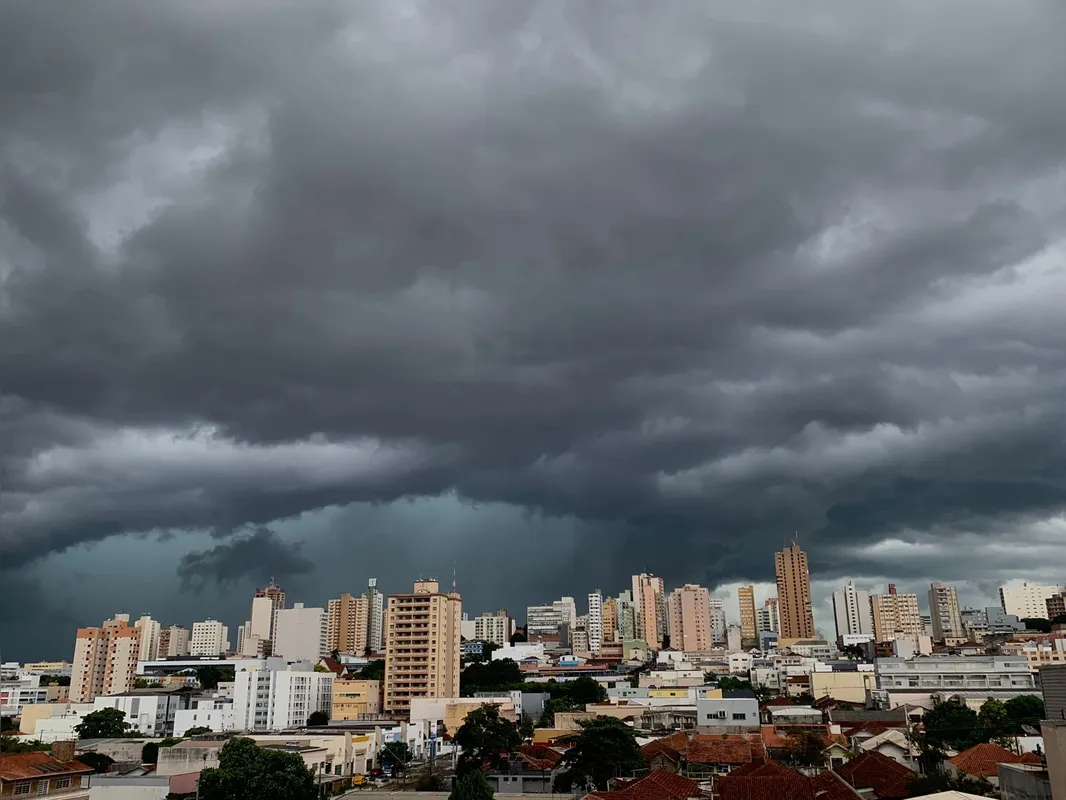 Imagem ilustrativa da imagem Céu de Londrina escureceu em plena tarde de segunda-feira