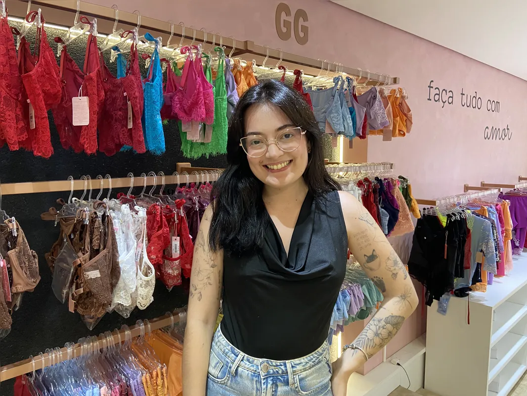 Mariana Pithan usa a numerologia para ajudar as clientes a comprarem peças íntimas para o Réveillon