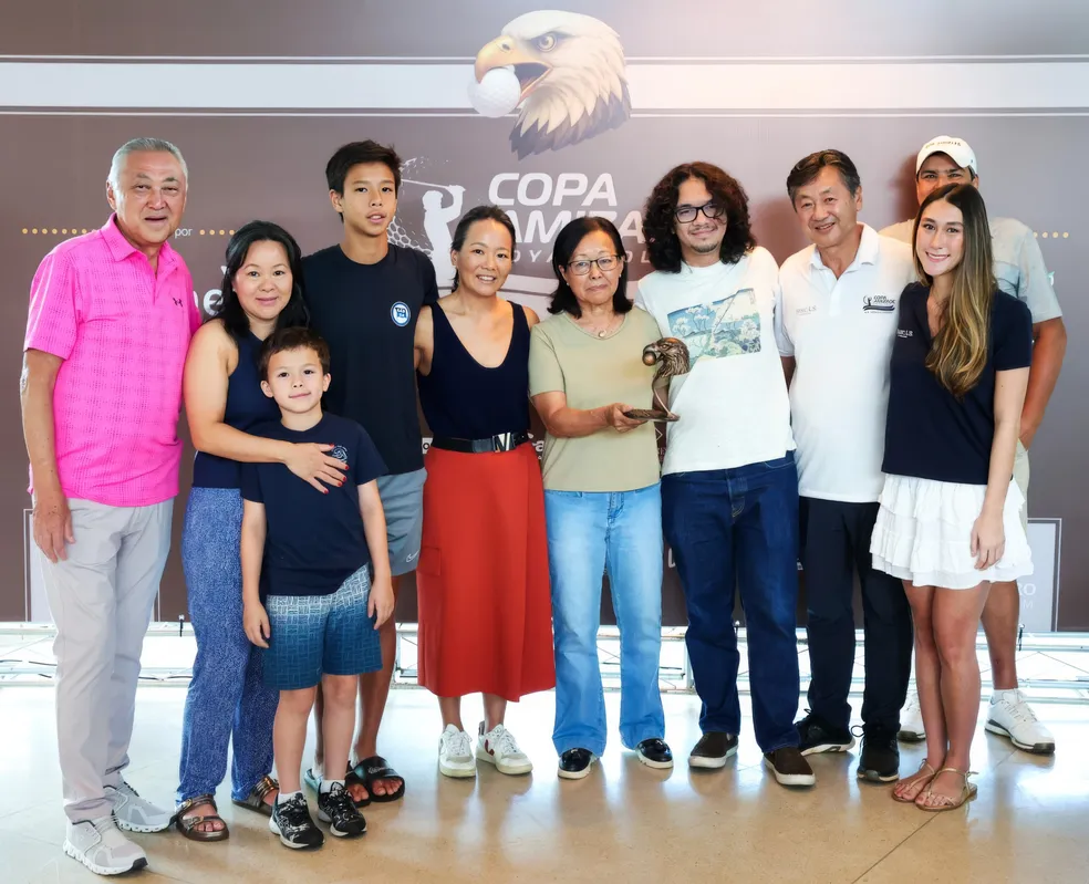 O dr. Miguita com a Família Onishi (Márcia, João, Gustavo, Luciana e Miltes) recebendo a homenagem em nome do Dr. Issamu Onishi, Leonardo Miguita, Milton Ogawa e Gabriela Miguita