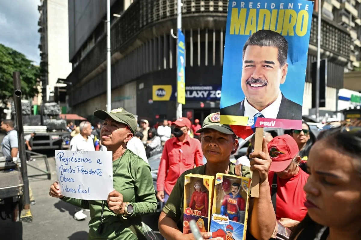 No fim de semana, venezuelanos saíram às ruas de Caracas, após a captura de Nicolás Maduro, pedindo sua volta ao governo