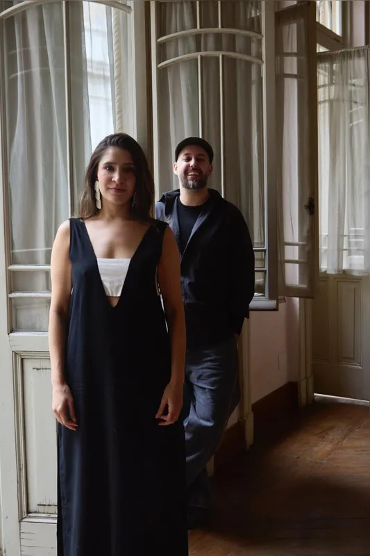 Carla Casarim e Paulo Vitort Poloni fazem show interpretando músicas do álbum inesquecível que reuniu Elis Regina e Tom Jobim em 1974