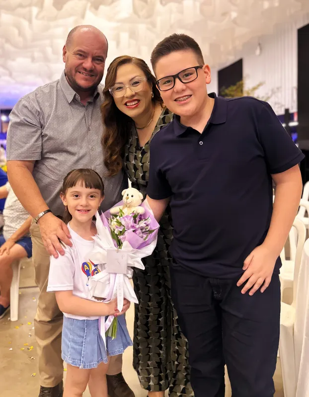 O pai Eduardo Scheffer e a mãe Daniela Vidotti Tashima Scheffer com a formanda Isabela e o irmão Matheus
