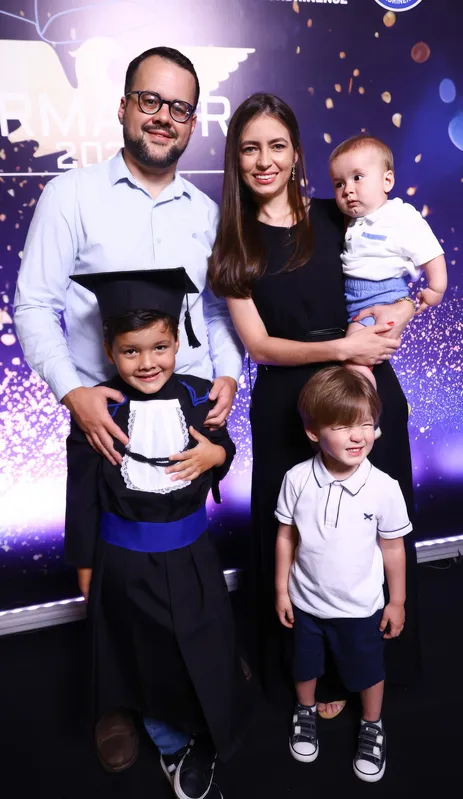 O jornalista Rafael Machado (que foi aluno) e a esposa Jéssica Domorato de Campos Machado (que trabalhou no colégio e se formou em Pedagogia na UniFil) com o homenageado Felipe e os irmãos Davi e Samuel (no colo)