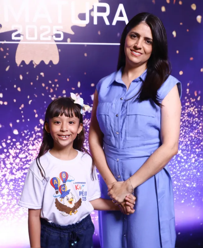 Alegria da mãe Luciane com a filha Esther Harumi Oliveira Fukui