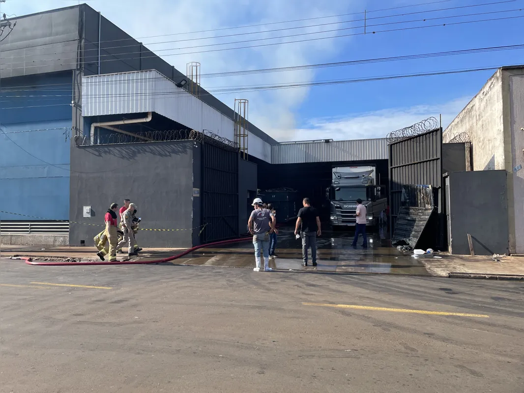Imagem ilustrativa da imagem Incêndio destrói depósito de supermercado em Cambé