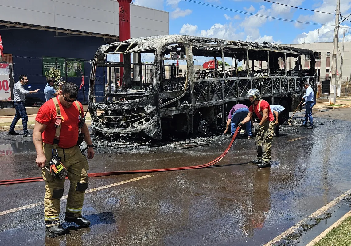 Imagem ilustrativa da imagem Incêndio destrói ônibus de transporte de trabalhadores na zona leste de Londrina