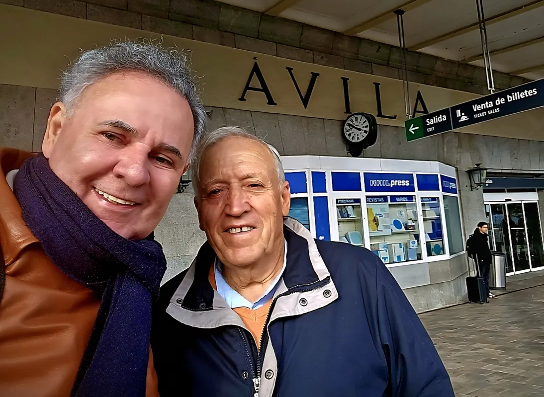O professor sendo recepcionado pelo primo Vicente, na estação de trem AVE, em Ávila.