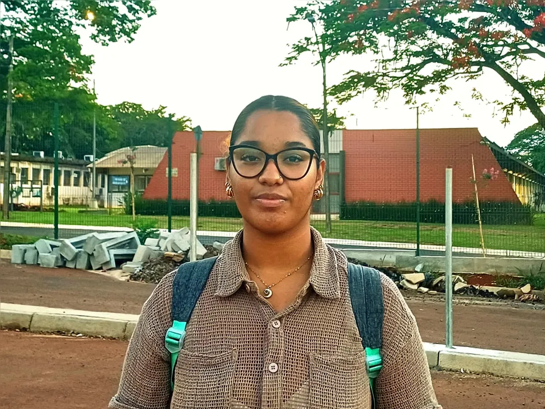 Beatriz Nascimento vai e volta de suas aulas no CECA (Centro de Educação, Comunicação e Artes) a pé