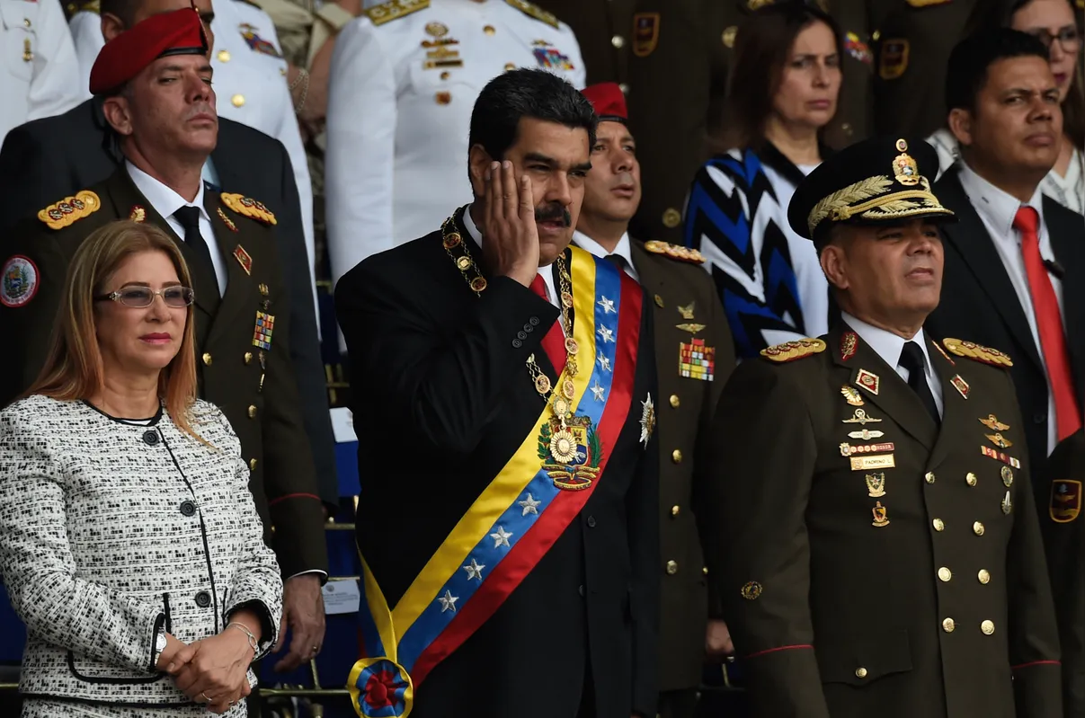 O presidente da Venezuela, Nicolas Maduro ao lado da esposa, Cilia Flores, em cerimônia militar