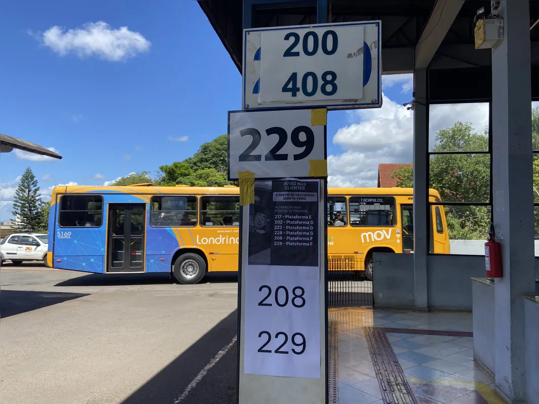 Cartazes informam aos usuários dos ônibus sobre as alterações nos pontos de partida devido à reforma