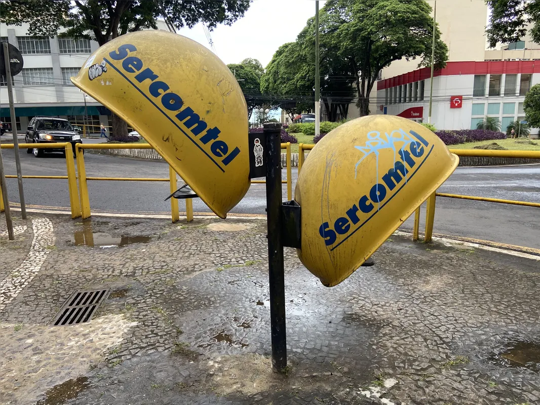 Sujos, orelhões na Alameda Manoel Ribas, no centro, foram pichados e não funcionam